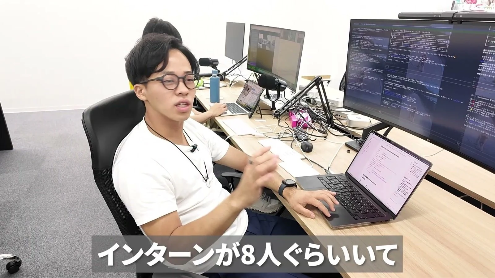 学生インターンを中心とするhonkomaのチームについて話す林拓海